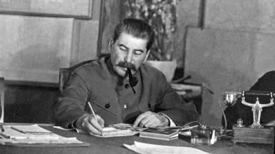 Иосиф Сталин - Крис Эванс - Внучке Сталина, которая живёт в США, исполнилось 50 лет: как выглядит потомок руководителя СССР - sharij.net
