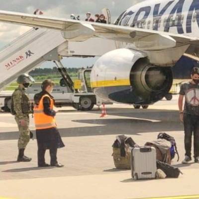 Возбуждено уголовное дело из-за сообщения о минировании лайнера - radiomayak.ru - Вильнюс - Минск