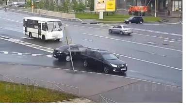 Питер Онлайн - У Кантемировского моста столкнулись автобус и два автомобиля - piter.tv - Санкт-Петербург