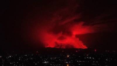 Ад на Земле: африканский вулкан-убийца заливает жилые районы лавой — видео - 5-tv.ru - Конго - Гома