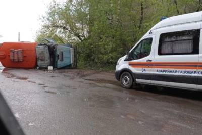 В Томске перевернулся и загорелся грузовик - tomsk.mk.ru - Томск - Камаз