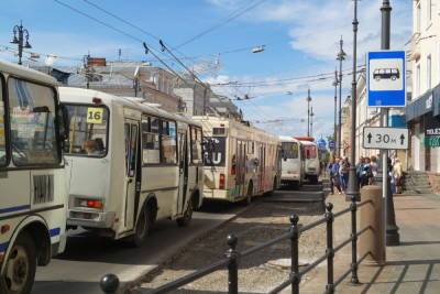 В центре Томска образовался затор из-за упавшей на провода ветки - tomsk.mk.ru - Томск