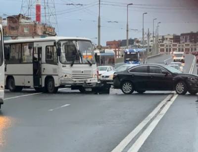 У Кантемировского моста произошло ДТП с маршруткой - neva.today - Санкт-Петербург