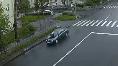 Петербурженка проехала более восьми километров с мужчиной на капоте - vesti.ru - Ленинградская обл. - Санкт-Петербург - район Ломоносовский