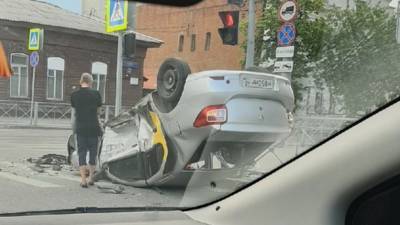Рано утром в Тюмени перевернулось такси. Пострадали три молодые девушки и пенсионерка - nashgorod.ru - Тюмень - Тюменская обл.