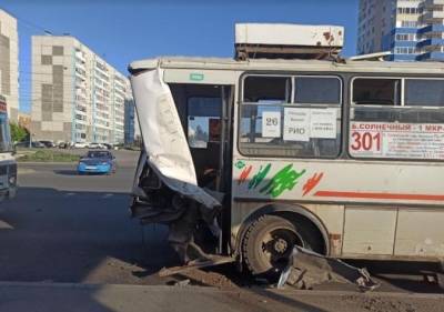В Кургане — массовое ДТП с участием пассажирского ПАЗа: пострадали два человека - znak.com - Курган