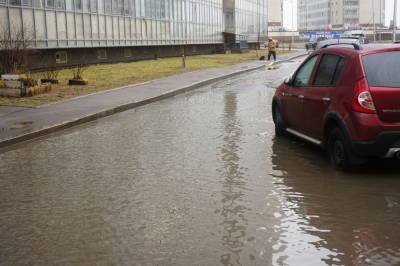 На Парнасе иномарка застряла в огромной луже - neva.today - Санкт-Петербург