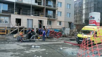 Люлька с рабочими рухнула с высоты на стройке в Новосибирске - 5-tv.ru - Новосибирск - Строительство