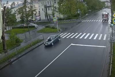 В Красном селе женщина восемь километров везла мужчину на капоте - spb.mk.ru - Санкт-Петербург