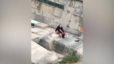 В Новороссийске полицейские задержали осквернителей мемориала "Малая Земля" - piter.tv - Краснодарский край - Новороссийск