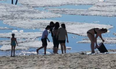 Жители Салехарда открыли пляжный сезон в разгар ледохода по Оби - znak.com - Ямал - Салехарда