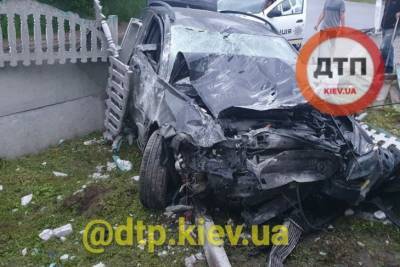 Под Киевом водитель разбил авто в хлам и сбежал с места ДТП - rupor.info - Киев