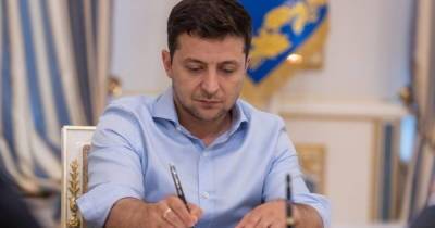 Владимир Зеленский - Зеленский подписал земельный закон, который Рада рассматривала более месяца - dsnews.ua