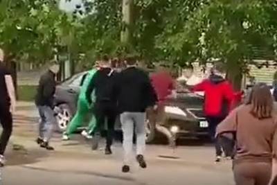 Толпа закидала камнями машину пьяного водителя, который сбил четырех человек. Видео - vm.ru - Москва - Московская обл. - Кировская обл.