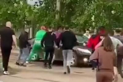 Толпа закидала камнями сбивший пешеходов автомобиль под Кировом - mk.ru - Кировская обл.