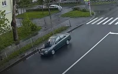 Женщина восемь километров везла мужчину на капоте - korrespondent.net - Россия - Ленинградская обл. - Санкт-Петербург