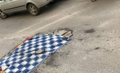 Огромную яму в Харькове решили накрыть одеялом, безумное фото: "Современные решения" - politeka.net - Харьков