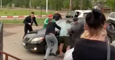 В ход пошли даже камни: разъярённая толпа едва не линчевала пьяного водителя, который сбил четырёх человек - reendex.ru - Кировская обл.