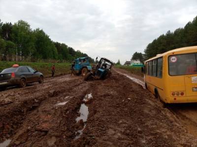 В Удмуртии автобус застрял в грязи, отвозя детей в школу - gorodglazov.com - респ. Удмуртия