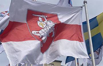 Мартиньш Стакис - В Риге сняли лукашенковский флаг и заменили на бело-красно-белый - charter97.org - Рига