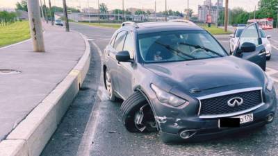 Пьяная автоледи на Infiniti попала в ДТП в Петербурге - piter.tv - Ленинградская обл. - Санкт-Петербург