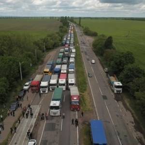 В Николаевской области дальнобойщики перекрыли трассу. Фото - reporter-ua.com - Николаевская обл. - Николаев