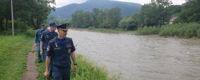 Упавшего в горную реку туриста в Адыгее продолжают искать семь групп - runews24.ru - респ. Адыгея - район Майкопский