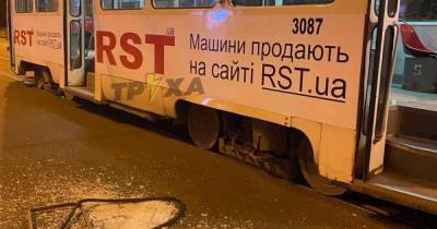 Бросался на женщину-водителя и крушил салон: в Харькове молодой устроил трэш в трамвае (видео) - tsn.ua - Харьков