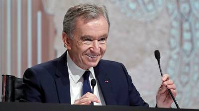 Илон Маск - Бернар Арно - Louis Vuitton - Джефф Безоса - Лидером списка миллиардеров Forbes стал Бернар Арно - iz.ru