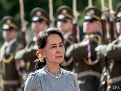 Свергнутая военными лидер Мьянмы впервые лично предстала перед судом. Адвокаты утверждали, что она выглядела здоровой - gordonua.com - Бирма