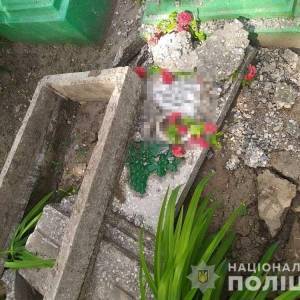 В Запорожской области задержали вандала, который разгромил могилы на кладбище. Фото - reporter-ua.com - Запорожская обл.