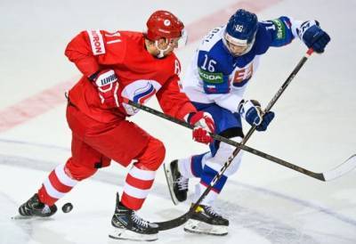 Александр Барабанов - Российские хоккеисты уступили словакам в матче чемпионата мира - aif.ru - Англия - Швейцария - Швеция - Канада - Рига - Дания - Словакия