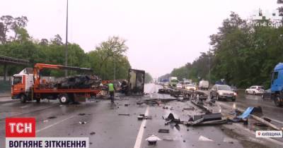Огненная авария: почему под Киевом столкнулись фура с автомобилем и как на трассу по свою смерть выбежал пешеход - tsn.ua - Киев