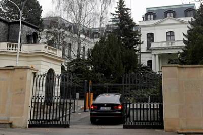 Названы даты отъезда сокращаемых сотрудников посольства России в Чехии - lenta.ru - Москва - Прага