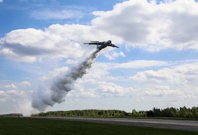 В небе над Тверью экипажи Ил-76 отрабатывали тушение природного пожара - afanasy.biz - Тверь - Тверская обл.