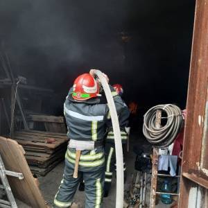 В Энергодаре загорелся гараж со стройматериалами. Фото - reporter-ua.com - Запорожская обл. - Гсчс
