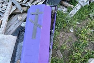 Под Тверью в поле выбросили гроб и венки - tver.mk.ru - Тверь - Тверская обл. - район Калининский
