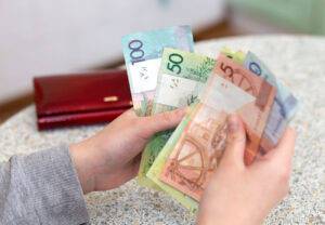 Белстат: за год зарплата белорусов выросла на 7,6% - 1prof.by