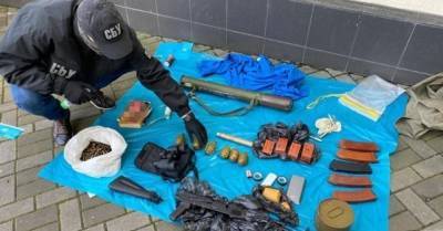 СБУ нашла в центре Киева схрон с гранатами и взрывчаткой (ФОТО) - delo.ua - Киев - Киевская обл.