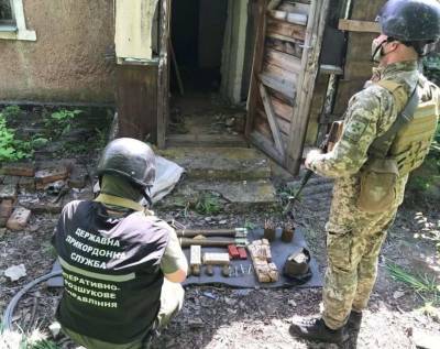 Спецслужбы Украины обнаружили в Донбассе тайник со взрывчаткой и боеприпасами - actualnews.org - ДНР