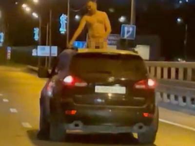 В Волгограде поймали мужчину, который мастурбировал, высунувшись в люк мчащейся по мосту машины - bloknot.ru - Волгоград - Волгоградская обл.