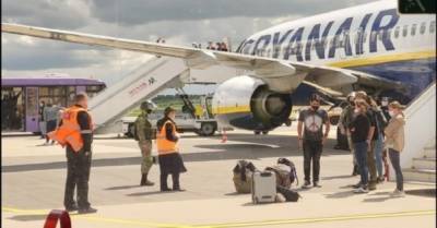 О бомбе на борту Ryanair сообщили белорусские диспетчеры: расшифровка переговоров - delo.ua - Вильнюс - Минск