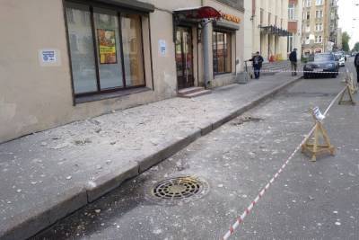 Камнепад в Петербурге продолжается: на Рижском проспекте «посыпался» жилой дом - spb.mk.ru - Санкт-Петербург