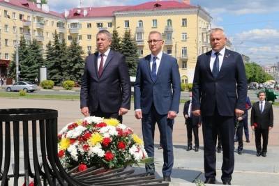 Александр Богомаз - Владислав Шапша - Брянский и калужский губернаторы возложили цветы на площади Партизан - mk.ru - Калужская обл. - Брянск - Брянская обл.