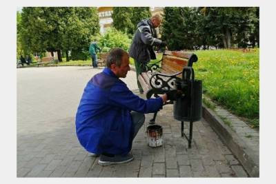 Окрашено: в Смоленске обновляют внешний вид городских скамеек и лавочек - mk-smolensk.ru - Смоленск