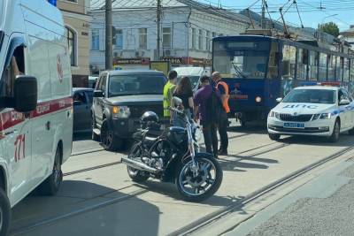 На месте ДТП с мотоциклистом в Туле на Советской работает карета скорой помощи - tula.mk.ru - Тула - Тульская обл.