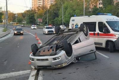 В Киеве авто протаранило легковушку и перевернулось на крышу: кадры и что известно - politeka.net - Киев