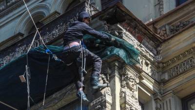 Побитую лепниной машину с Бронницкой отремонтирует метрополитен - dp.ru