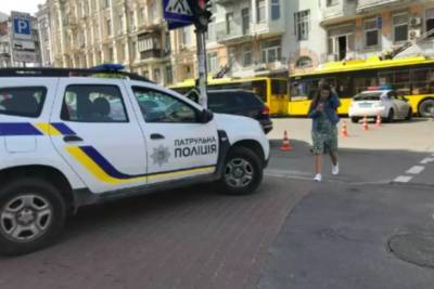 В центре Киева перекрыли улицу из-за подозрительного предмета: образовались пробки - rupor.info - Киев