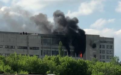 "Черные столбы дыма вылетают из окон": пожар вспыхнул на заводе в Харькове, фото - politeka.net - Харьков